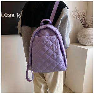 Détail du sac à dos en nylon matelassé violet avec bretelles réglables