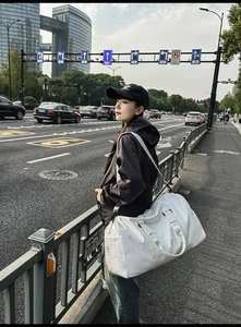 Détail du sac de voyage blanc étanche avec poignées renforcées et bandoulière réglable
