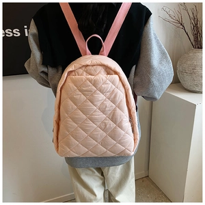 Sac à dos rose en nylon matelassé avec bretelles réglables et texture rembourrée