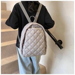 Vue détaillée du sac à dos en nylon matelassé à losanges kaki avec texture
