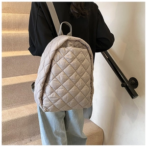 Gros plan du sac à dos matelassé à losanges avec bretelles en tissu réglables