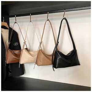 Détail de quatre sacs portés épaule rétro en café, crème, kaki et noir de grande capacité
