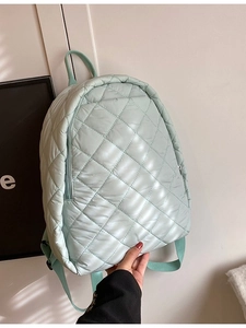 Sac à dos matelassé vert menthe pour femmes avec texture élégante à treillis diamant
