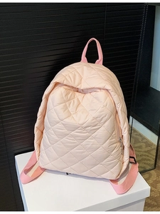 Sac à dos matelassé rose pour femme avec bretelles réglables et détails argentés