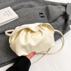 Gros plan détaillé du sac nuage plissé beige fabriqué en cuir PU de haute qualité