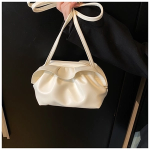 Détail du sac nuage plissé blanc avec texture en cuir souple et fines bandoulières