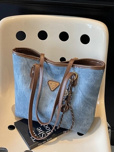 Sac fourre-tout en denim vintage avec poignées en cuir marron et détail de corde