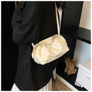 Détail du sac nuage plissé blanc cassé en similicuir souple avec bandoulière fine