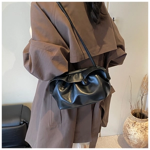 Vue détaillée du sac nuage plissé noir porté par un mannequin en manteau brun