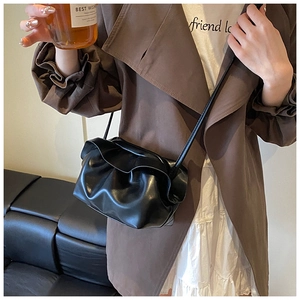 Sac nuage noir plissé tendance porté par un mannequin pour montrer le style et la taille
