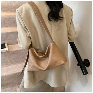 Détail du sac cabas souple en similicuir camel avec bandoulière large sur mannequin