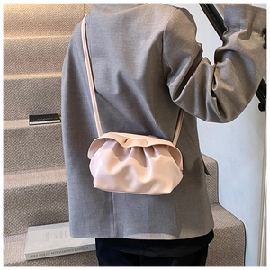 Détail du sac nuage froncé rose clair montrant la texture PU souple et la bandoulière