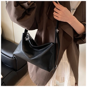 Gros plan d'un sac Boston en cuir noir souple avec détail de fermeture éclair argentée