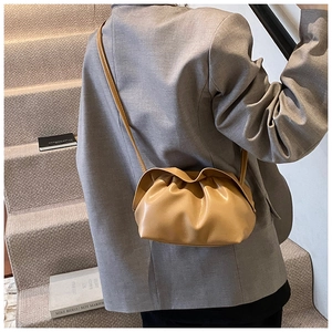 Détail du sac nuage plissé kaki en similicuir souple avec bandoulière fine et élégante