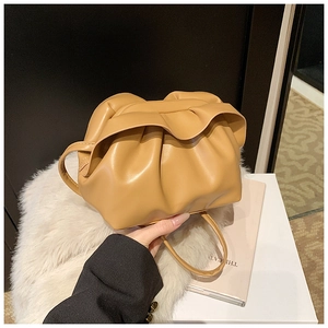 Texture détaillée du sac nuage plissé marron clair en cuir synthétique souple de qualité