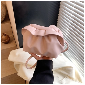 Détail du sac nuage plissé rose avec volants superposés et bandoulière fine