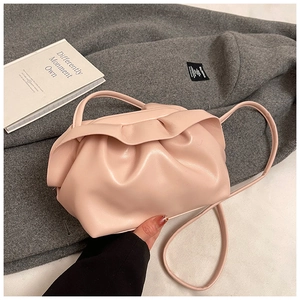 Détail du sac nuage plissé rose avec texture cuir et design à volants élégant