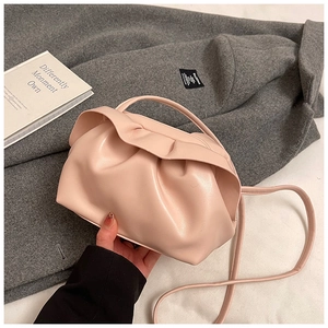 Détail du sac nuage plissé rose avec volants élégants et poignée supérieure souple