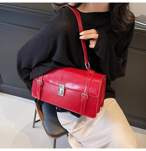 Sac messager tendance en cuir ciré rouge avec boucles argentées et design cartable classique