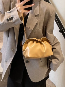 Sac nuage plissé minimaliste marron clair en simili cuir avec bandoulière fine