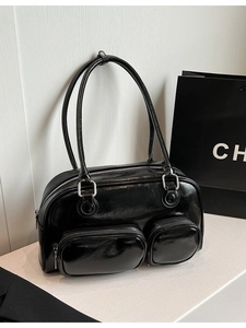 Borsa bowling retrò nera lucida con doppie tasche con zip e manici in metallo