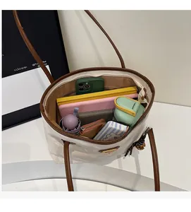 Innenansicht der beigen Canvas-Tasche mit großem Fassungsvermögen für Laptop und Zubehör