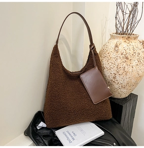 Sac fourre-tout en peluche marron avec bandoulière en cuir et mini pochette assortie