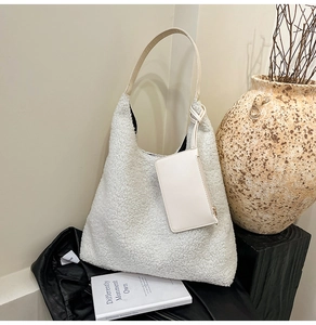 Détail du sac cabas en peluche blanche avec pochette en cuir assortie et doublure
