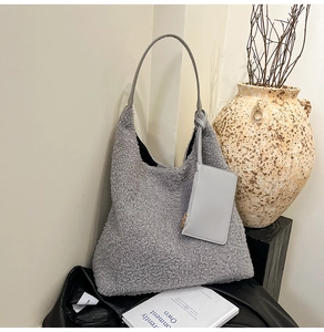 Détail du sac cabas en polaire grise avec petit porte-monnaie et bandoulière lisse