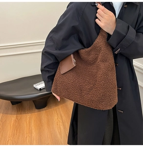 Détail du sac cabas marron en peluche avec pochette en cuir porté à l'épaule