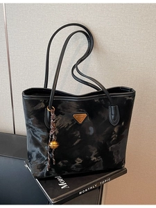 Minimalistische schwarze Tragetasche mit Marmormuster und goldenem Dreieckslogo