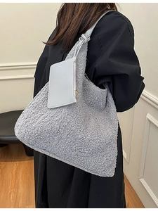 Sac Fourre-tout en Peluche Laine d'Agneau pour Femme Grande Capacité Sac à Épaule Hobo Avec Pochette Assortie Mode Hiver