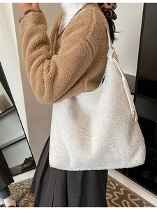 Sac fourre-tout blanc en peluche pour femme avec bandoulière pour un look d'hiver
