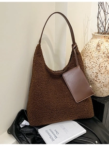 Sac fourre-tout marron en sherpa avec bandoulière en cuir et pochette zippée assortie