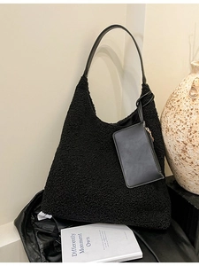 Sac hobo en polaire noire avec pochette en cuir assortie et bandoulière élégante