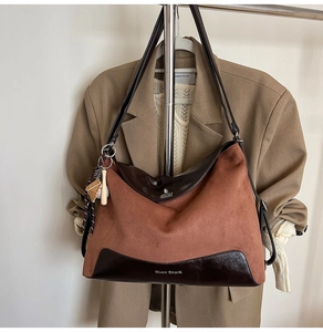 Detail of the high-capacity vintage hobo bag featuring dual-material patchwork design