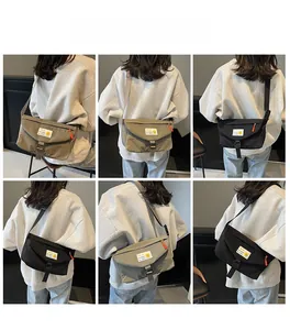 Detailansichten der Nylon Umhängetasche in Khaki Grün und Schwarz an einem Model gezeigt