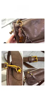 Détails du sac cylindre en cuir marron avec boucle dorée et pendentif en forme de cacahuète