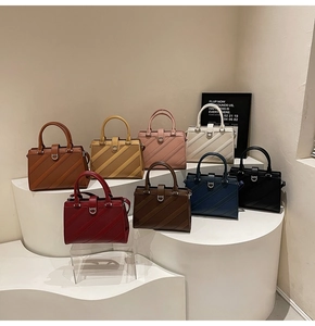 Collezione di borse tote testurizzate in otto colori con fibbia in metallo tonda