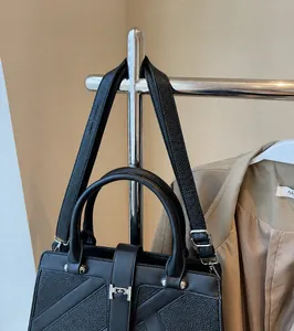 Détail de la bandoulière et des ferrures argentées sur le sac cabas noir grainé
