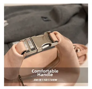 Gros plan du fermoir en métal doré et de la poignée confortable du sac à main pour femme