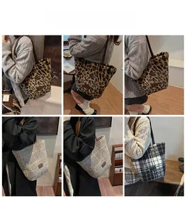 Détails de sacs fourre-tout en fausse fourrure léopard et plaid avec empiècement