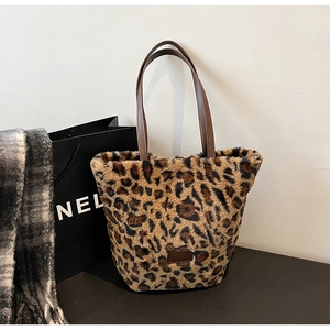 Dettaglio borsa tote leopardata in peluche con texture sintetica e manico in pelle