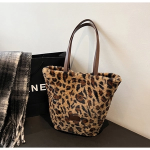 Dettaglio della borsa tote in peluche leopardata con manici in ecopelle marrone