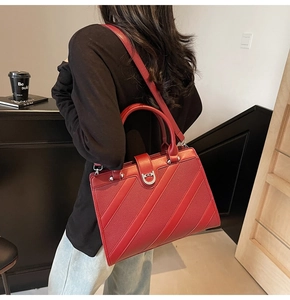Dettaglio della borsa tote rossa in pelle con fibbia a ferro di cavallo in metallo argento