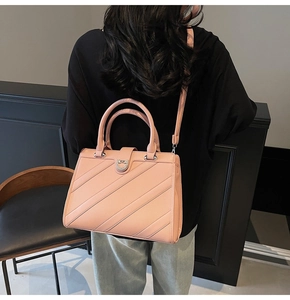 Dettaglio borsa shopper rosa trapuntata con fibbia a ferro di cavallo in strass e pelle