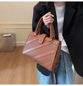 Dettaglio della borsa marrone con motivo patchwork e fibbia a ferro di cavallo