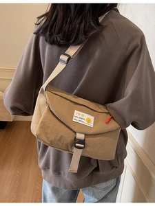 Khaki Nylon Umhängetasche mit Klappe und Schnalle an einem Streetstyle Modell