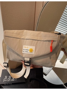 Minimalistische beige Kuriertasche mit Klappe und trendigem Smiley-Aufnäher