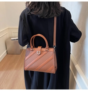 Borsa tote in pelle marrone con cuciture a righe e raffinato dettaglio fibbia ad anello